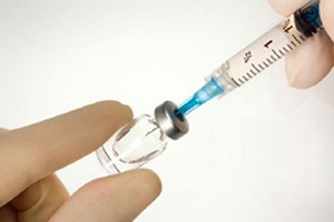 почему прививка под лопатку болит спина